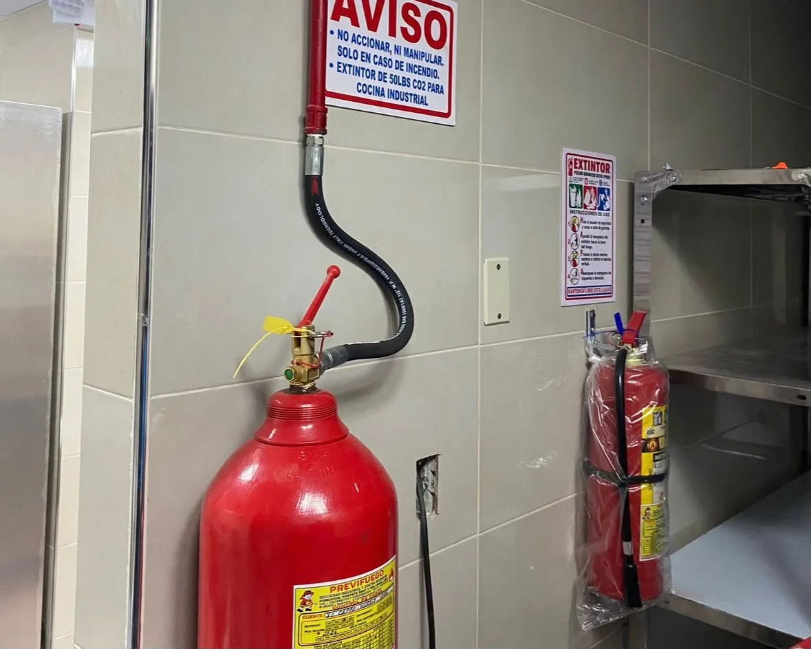 Sistema CO₂ PREVIFUEGO con señal AVISO en cocina